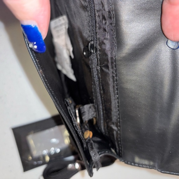 Sleek Black Messenger Bag with Adjustable Strap and Durable Material - Picture 5 of 9